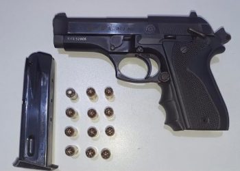 PM apreende arma de fogo e munições durante abordagem a veículo que tentava passar por desvio