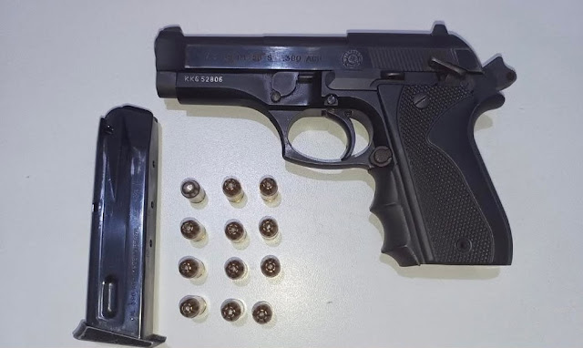 PM apreende arma de fogo e munições durante abordagem a veículo que tentava passar por desvio