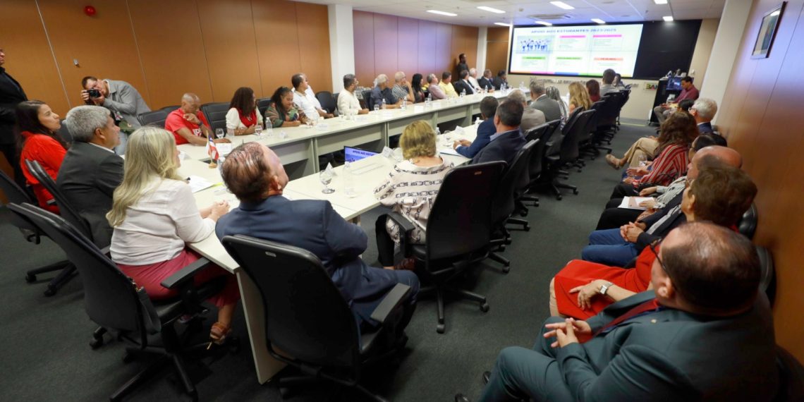 Estado e APLB formalizam acordo de reajuste salarial para professores da Educação Básica da Bahia