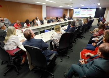 Estado e APLB formalizam acordo de reajuste salarial para professores da Educação Básica da Bahia