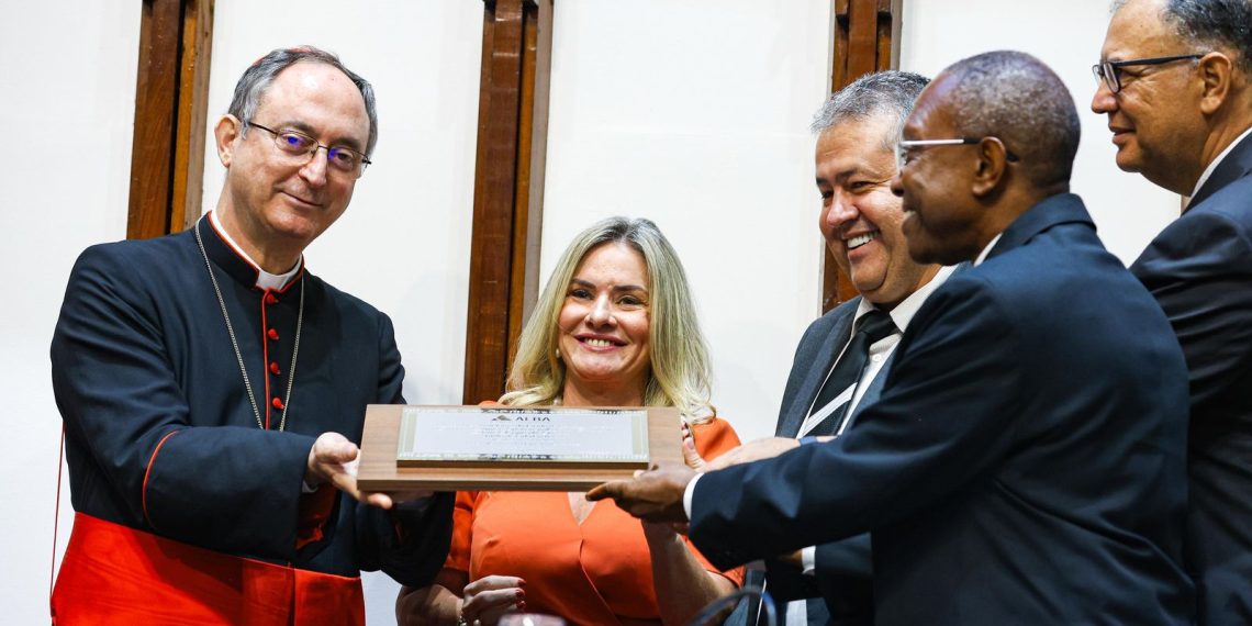 Presidente Ivana Bastos e o deputado Alex da Piatã entregam título de Cidadão Baiano ao Arcebispo Primaz do Brasil