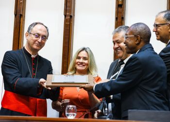 Presidente Ivana Bastos e o deputado Alex da Piatã entregam título de Cidadão Baiano ao Arcebispo Primaz do Brasil