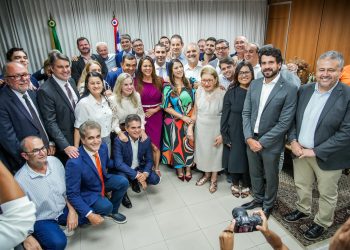 Parlamentares prestam homenagem e dão as boas-vindas a Ivana Bastos na presidência da ALBA