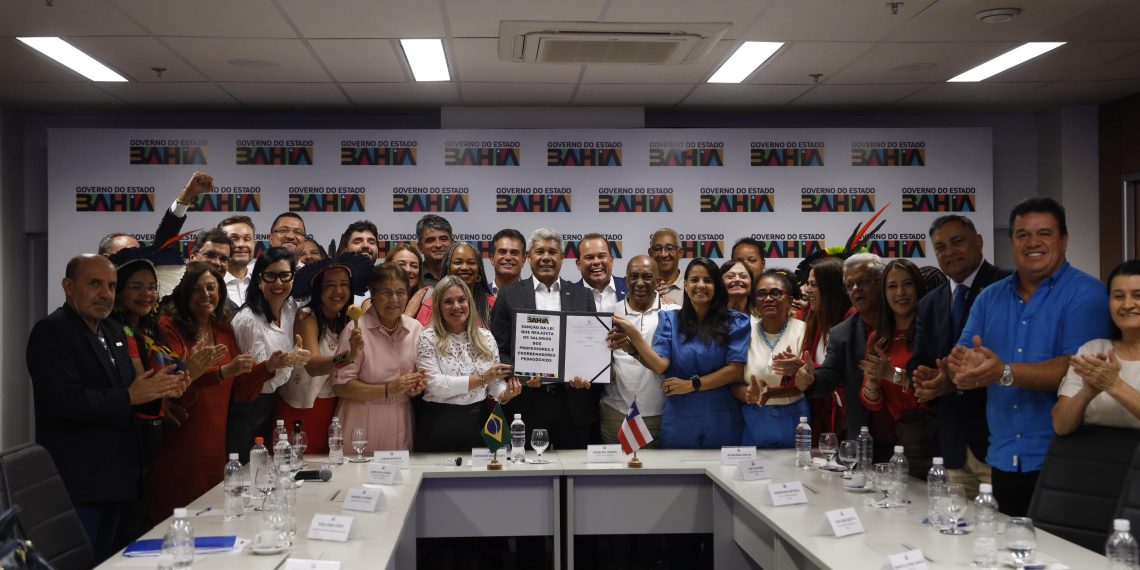 Governador sanciona lei que garante reajuste salarial para professores da rede estadual