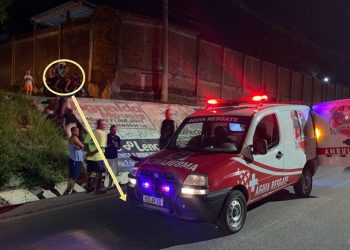 Homem fica ferido após moto cair em asfalto de altura superior a 2,5 metros