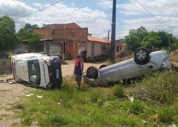 Ambulância e carro de passeio viram após colidirem na BA 409