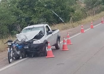 Duas pessoas morrem em colisão envolvendo Fiat Strada e motocicleta na BR 324