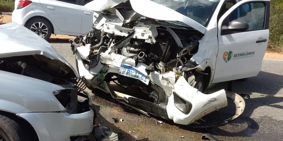 Colisão frontal na BA 409 envolve dois carros de passeio, um deles da Prefeitura de Retirolândia