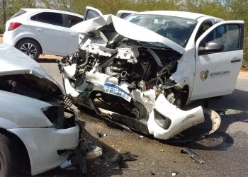 Colisão frontal na BA 409 envolve dois carros de passeio, um deles da Prefeitura de Retirolândia