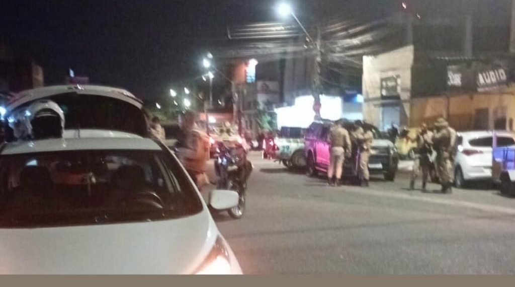 PM apreende em Feira de Santana veículo suspeito de ter sido usado no sequestro de casal e filho em Riachão do Jacuípe