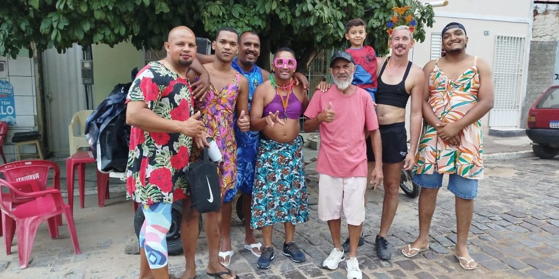 Bloco ‘Carroça Elétrica’ faz a festa pelas ruas de Queimadas