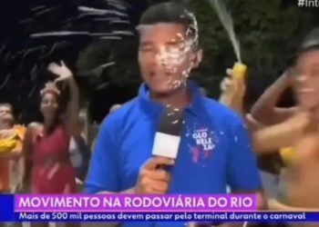Repórter da Globo leva spray de espuma no rosto e é roubado durante transmissão ao vivo no Carnaval do RJ