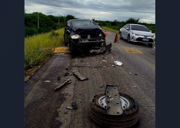 Motorista de Fox fica ferido após colidir no fundo de van na BA 120