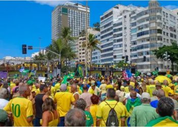 Em ato no Rio de Janeiro, Bolsonaro afirma que não fugirá do país