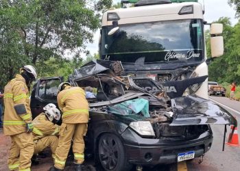 Três pessoas da mesma família morrem após carro bater de frente com carreta carregada de eucaliptos na BR 418