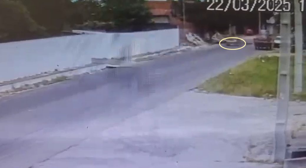 Imagem forte: câmera de segurança registra o exato momento que o motociclista colidiu no fundo de caminhonete em Salgadália