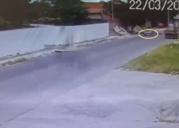Imagem forte: câmera de segurança registra o exato momento que o motociclista colidiu no fundo de caminhonete em Salgadália