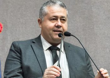 Presidente Ivana Bastos e o deputado Alex da Piatã entregam título de Cidadão Baiano ao Arcebispo Primaz do Brasil