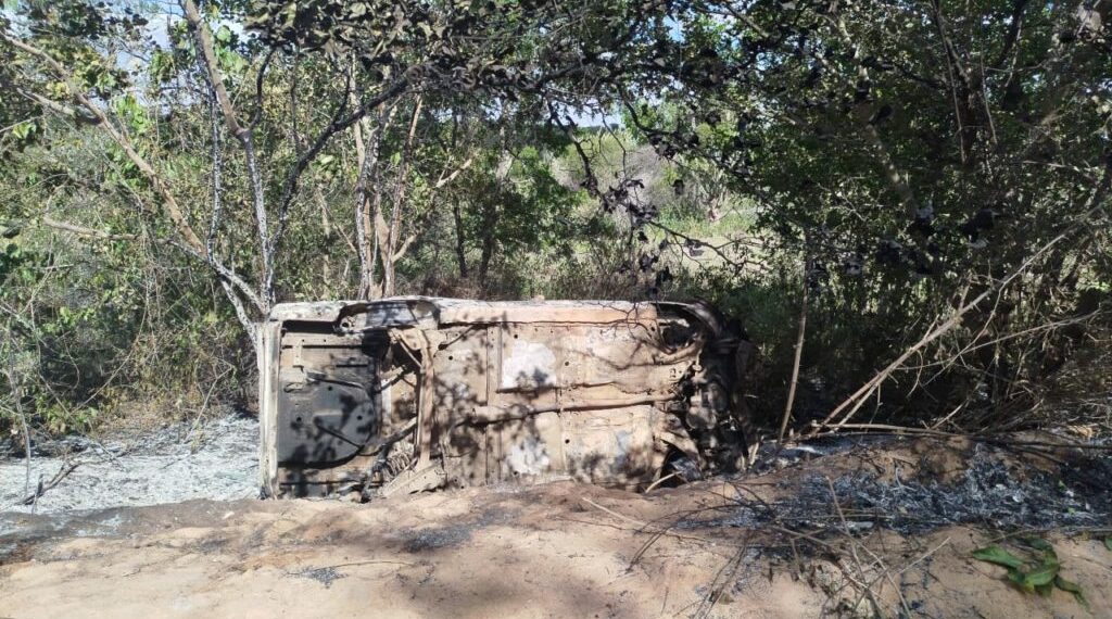 Carro envolvido no acidente que matou açougueiro é virado e incendiado