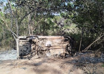 Carro envolvido no acidente que matou açougueiro é virado e incendiado