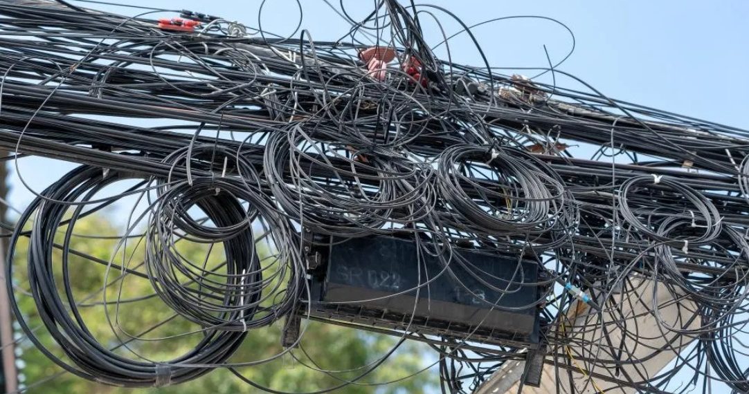 Neoenergia Coelba remove cerca de 2,3 toneladas de cabos de telefonia e internet durante a Operação Gatonet em Itaberaba