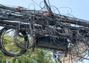 Neoenergia Coelba remove cerca de 2,3 toneladas de cabos de telefonia e internet durante a Operação Gatonet em Itaberaba