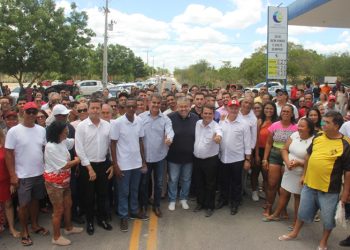 Barrocas – No aniversário da cidade, o secretário de Infraestrutura Sérgio Brito inaugura trecho asfaltado da BA 511 que liga Alambique à Lagoa da Cruz