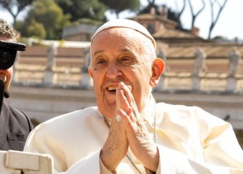 Papa Francisco recebe alta após 38 dias internado: ‘Obrigado a todos’