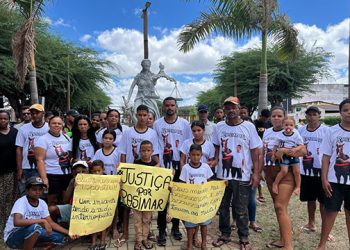 Amigos e familiares de jovem morto após ser espancado em festa de cavalgada faz manifestação por justiça