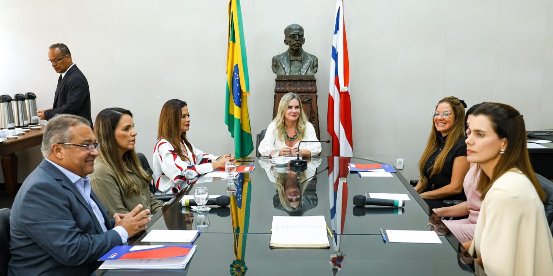 ALBA – Ivana Bastos assina parcerias para instalação de Escolas do Legislativo nas 417 Câmaras Municipais da Bahia