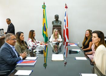 ALBA – Ivana Bastos assina parcerias para instalação de Escolas do Legislativo nas 417 Câmaras Municipais da Bahia