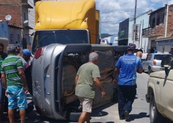 Homem tomba carro após ser perseguido por encapuzados