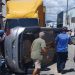 Homem tomba carro após ser perseguido por encapuzados