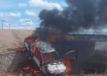 Caminhonete cai de ‘banca de açude’, pega fogo e motorista é resgatado por morador