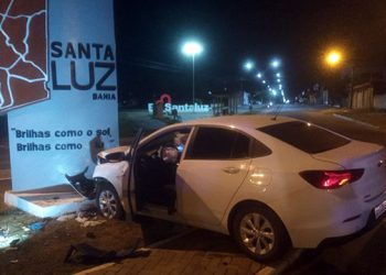 Carro bate em tótem na BA-120: motorista diz que garoava e tentou desviar de cachorros na pista