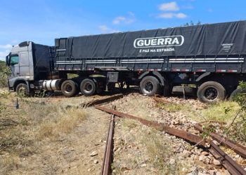 Crime recorrente: carreta carregada com trilhos de ferrovia furtados é apreendida pela PRF e 10 pessoas são presas
