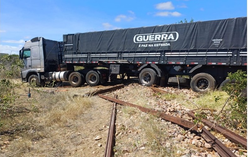 Crime recorrente: carreta carregada com trilhos de ferrovia furtados é apreendida pela PRF e 10 pessoas são presas