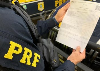 Durante fiscalização, PRF intercepta ônibus interestadual e cumpre mandado de prisão de homicida procurado pela Comarca de Araci