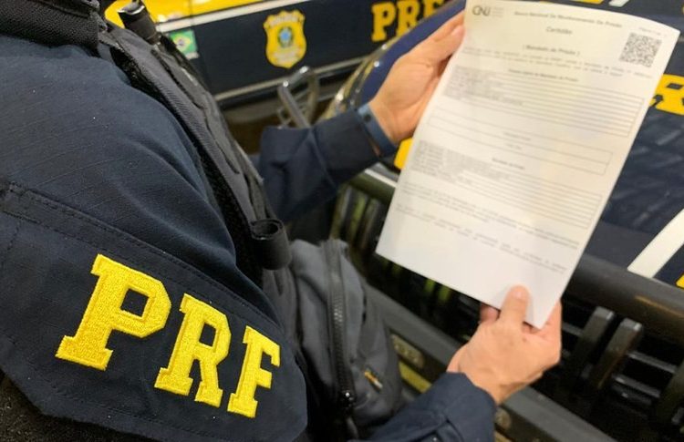 Durante fiscalização, PRF intercepta ônibus interestadual e cumpre mandado de prisão de homicida procurado pela Comarca de Araci