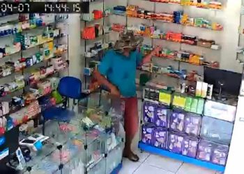 Homem assalta farmácia e oferece R$ 20 ao proprietário que se aproximou dele pilotando uma moto para levá-lo até um povoado; entenda