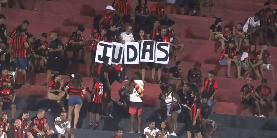 “Judas”: torcedores do Vitória protestam contra Wagner Leonardo