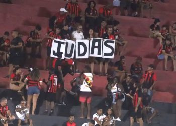 “Judas”: torcedores do Vitória protestam contra Wagner Leonardo