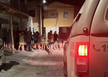 Jovem morre e outra fica ferida após serem atingidas por disparos de arma de fogo