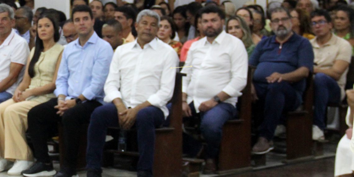 Deputado Marcinho Oliveira ignora críticas internas do União Brasil e aparece ao lado de Jerônimo Rodrigues em evento religioso
