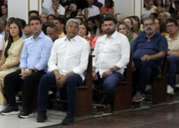 Deputado Marcinho Oliveira ignora críticas internas do União Brasil e aparece ao lado de Jerônimo Rodrigues em evento religioso