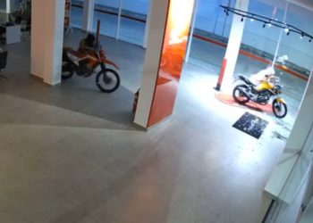 Dupla invade loja de motos e furtam duas motocicletas 0 km