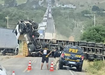 Carreta tomba em L e interdita trecho da BR 410