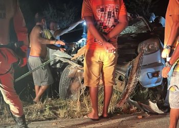 Colisão envolve três veículos na BA-120; doze pessoas no total, ninguém se feriu gravemente