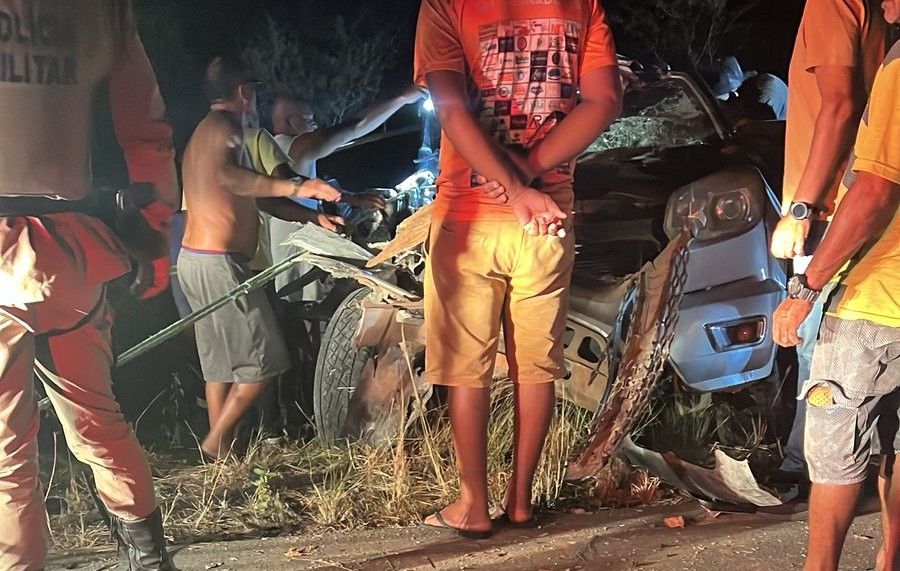 Colisão envolve três veículos na BA-120; doze pessoas no total, ninguém se feriu gravemente