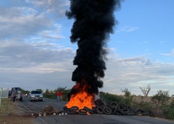 Salgadália – Manifestantes bloqueiam trecho da BA 411 onde o jovem Ítalo morreu ao colidir moto em cavalo